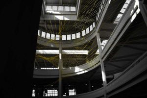 Torino eski Fiat fabrikası içinde çatı pistine giden spiral rampalı yol - spiral ramp road to the roof track inside of old Fiat factory, Lingotto