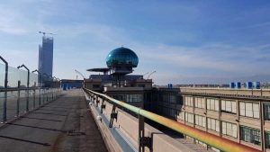Lingotto eski Fiat fabrikası konferans merkezi ve çatı test pisti - Turin Lingotto old Fiat car factory roof test track and conference central