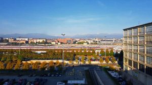 Torino eski Fiat fabrikası manzarası ve uzakta Alp dağları - Lingotto old Fiat car factory landscape and Alpine Mountains far away